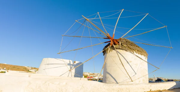 ミコノス島の伝統的な風車 — ストック写真