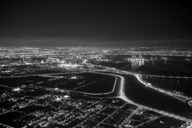 Dubai UAE - 18 Aralık 2017, gece Dubai şehri, Burj Khalifa manzaralı, en üst kat