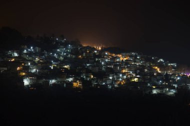 Yunanistan 'ın kuzeyinde gece vakti Metsovo köyünün panoramik manzarası kaplandı