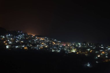 Yunanistan 'ın kuzeyinde gece vakti Metsovo köyünün panoramik manzarası kaplandı