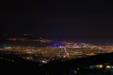 Yunanistan 'ın Magnesia kentinde gece Volos City' nin panoramik manzarası