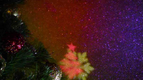 Weihnachtsbaum Mit Festlichen Kugeln Geschmückt Karussell Von Lichtstrahlen Verschiedenen Farben — Stockvideo