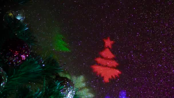 Kerstboom Versierd Met Feestelijke Ballen Carrousel Van Lichtstralen Van Verschillende — Stockvideo