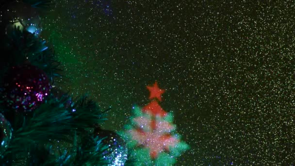 Vánoční Stromek Zdobený Slavnostními Míčky Kolotoč Světelných Paprsků Různých Barev — Stock video