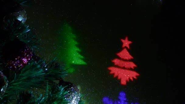Weihnachtsbaum Mit Festlichen Kugeln Geschmückt Karussell Von Lichtstrahlen Verschiedenen Farben — Stockvideo
