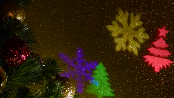 Árvore Natal Decorada Com Bolas Festivas Carrossel Raios Luz Cores — Vídeo de Stock