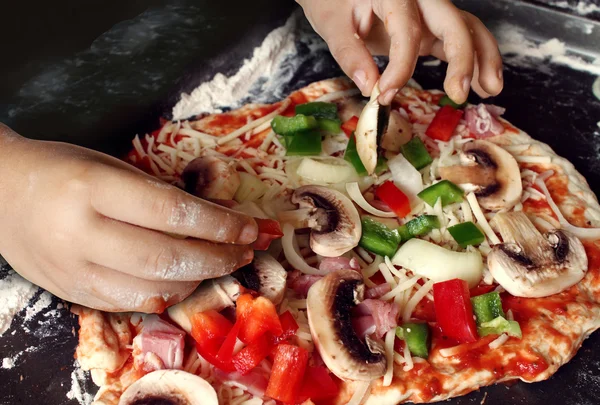 Kind bereitet Pizza zu — Stockfoto