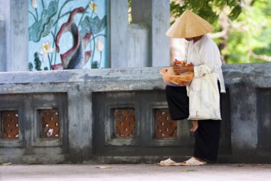 sokak satıcısı müşteriler için bekler.
