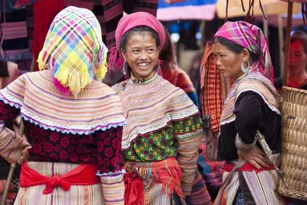 Hmong vrouwen op bac markt ha — Stockfoto