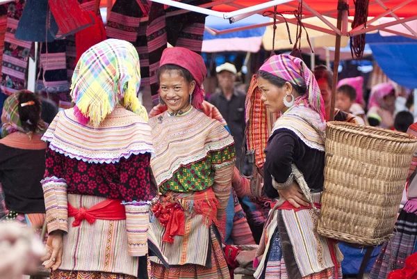 Hmong vrouwen op bac markt ha — Stockfoto