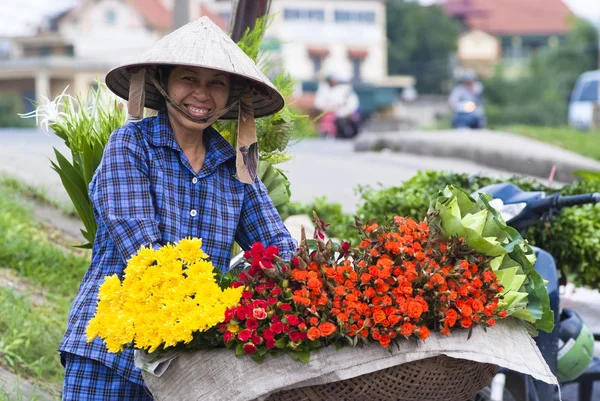 Bloem leverancier op quang ba bloemenmarkt — Stockfoto