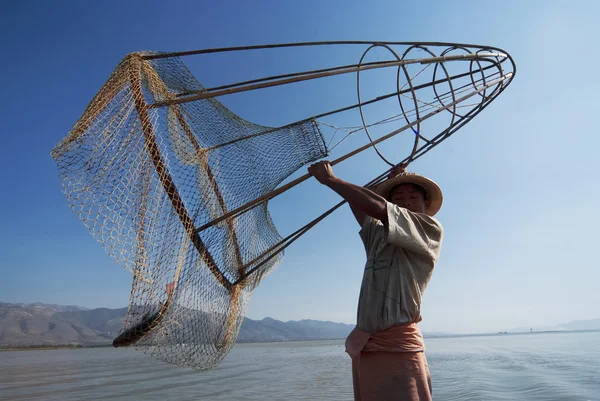 Pescador captura peixe — Fotografia de Stock