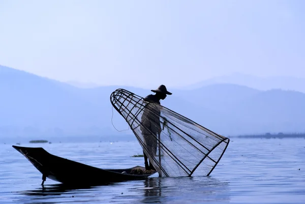 Pescador con red para pescar —  Fotos de Stock
