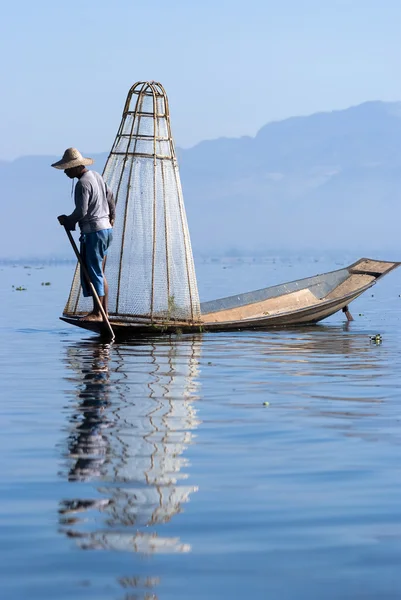 Pescatore cattura pesce per il cibo — Foto Stock