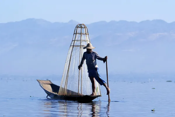 Pescatore cattura pesce per il cibo — Foto Stock