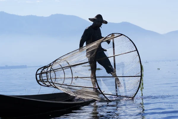 Pescador captura peces para alimentarse —  Fotos de Stock