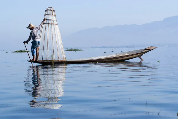 Pescador captura peces para alimentarse —  Fotos de Stock