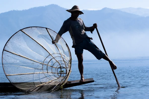 Pescador captura peces para alimentarse —  Fotos de Stock