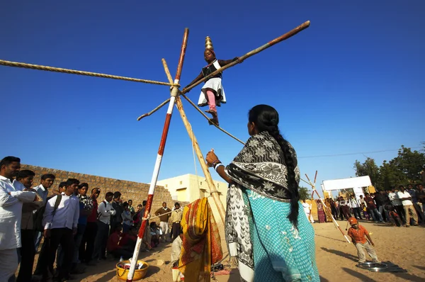 kimliği belirsiz kız akrobat gerçekleştirir