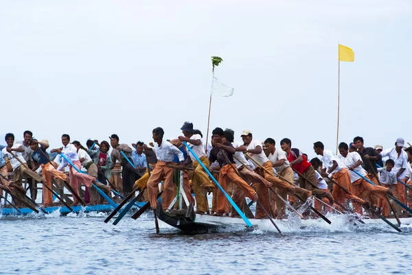 Rekabet Inle Gölü kürek çekme. — Stok fotoğraf