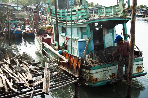Fishermen moor the boat ashore — Stock Photo, Image