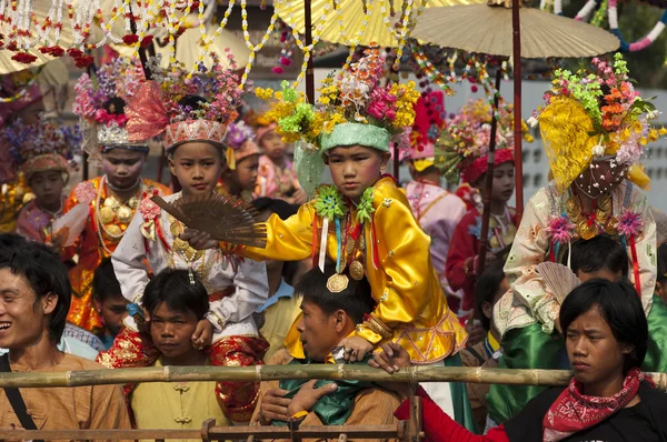Буддийская церемония рукоположения новичков — стоковое фото