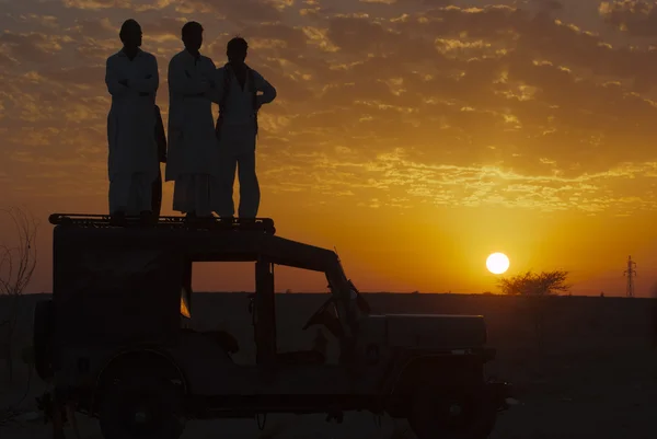 Mannen kijken naar zonsondergang — Stockfoto