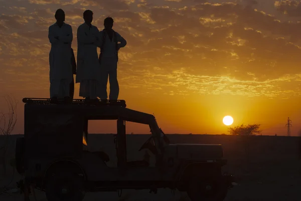 Uomini che guardano tramonto — Foto Stock