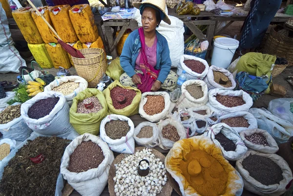 Verkäufer auf dem Kalaw-Markt, myanmar — Stockfoto