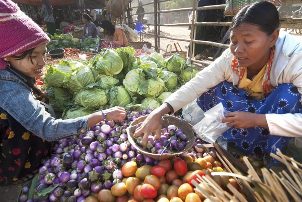 Nyaung-u markt, myanmar — Stockfoto