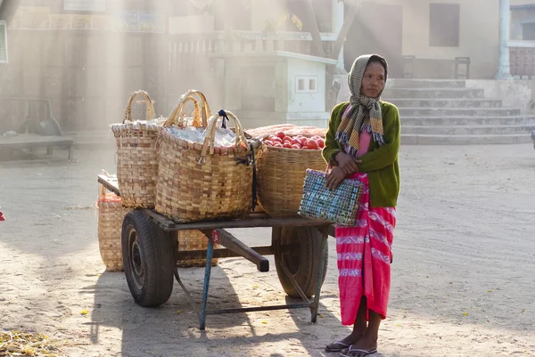 Locals at the Nyaung-U market — Stock Photo, Image