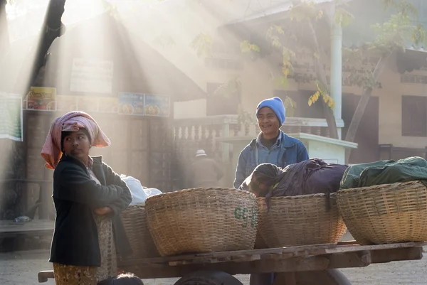 Locals at the Nyaung-U market — Stock Photo, Image