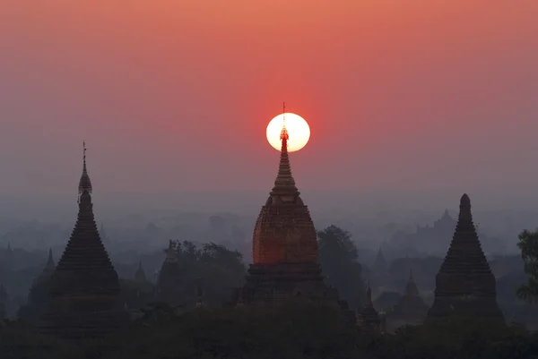 Salida del sol sobre las pagodas de Bagan — Foto de Stock