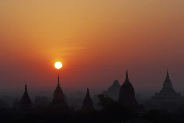 Salida del sol sobre las pagodas de Bagan — Foto de Stock