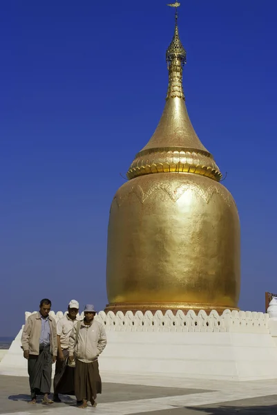 Paikalliset vierailevat Bupaya Pagoda — kuvapankkivalokuva