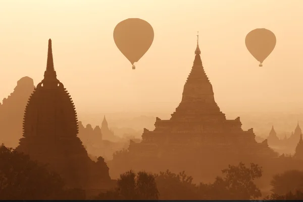 Salida del sol sobre las pagodas de Bagan — Foto de Stock