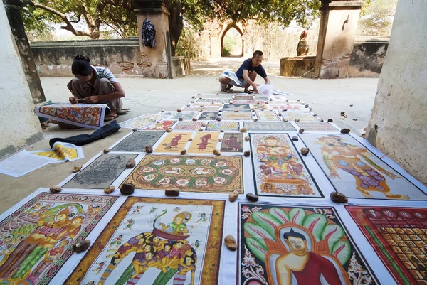 Zand schilderijen voor verkoop buiten een tempel — Stockfoto