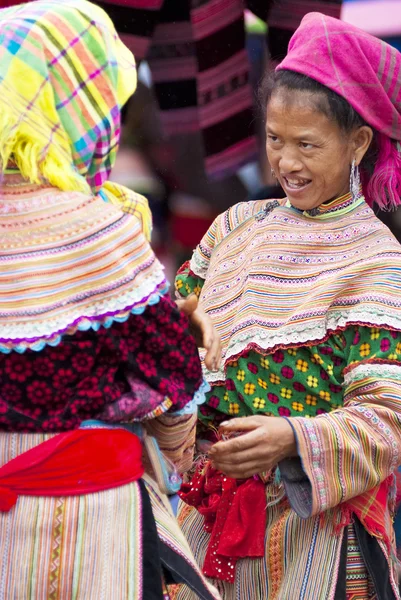 Hmong vrouwen op bac markt ha — Stockfoto