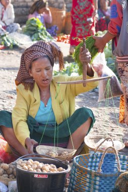 Satıcı geleneksel bir ölçek kullanır