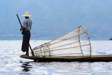 Balıkçı balık yakalar.