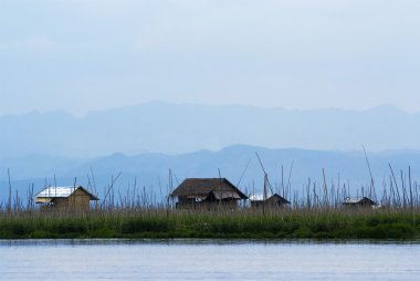 Inle Gölü üzerindeki yüzen evler