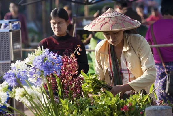 Flower vendor at Kalaw market — Stock Photo, Image