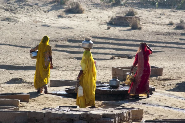 Mulheres que transportam água em Rajasthan — Fotografia de Stock