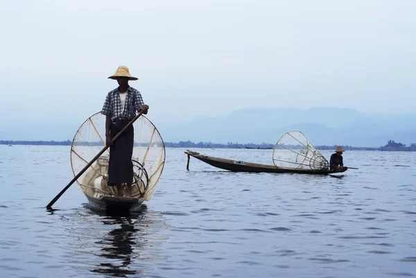 Pescador captura peixe — Fotografia de Stock