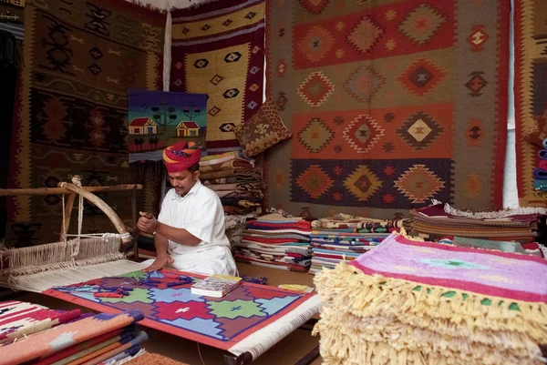 usta el dokuma kilim üretmek için kullanır.