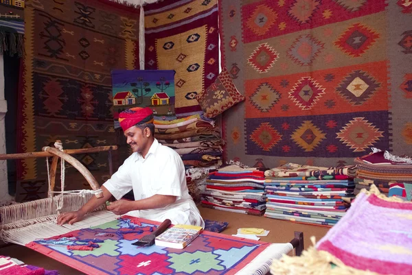 usta el dokuma kilim üretmek için kullanır.
