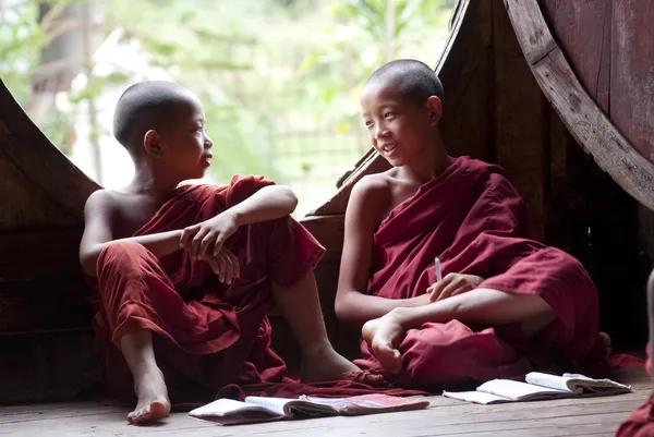 Beginners op shwe yan phe monaster — Stockfoto