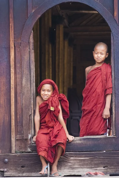 Novices at Shwe Yan Phe Monaster — Stock Photo, Image