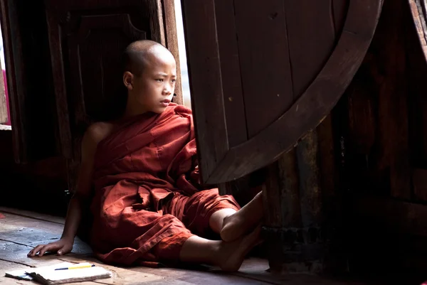 Novice au monastère de Shwe Yan Phe — Photo