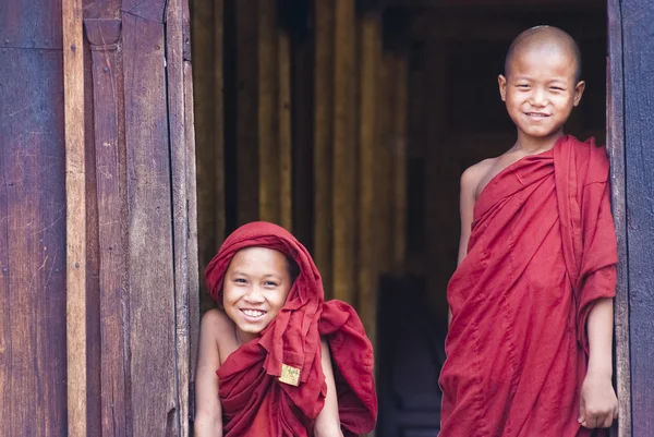 Novices at Shwe Yan Phe Monaster — Stock Photo, Image